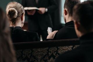 Deuil et soutien : accompagner un proche après un décès